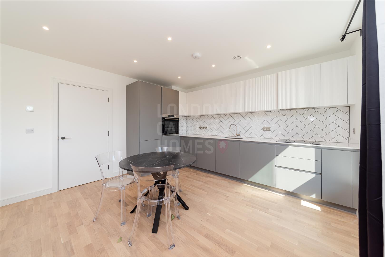 2 bed property in Watson House, Greenleaf Walk, London